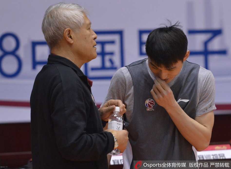 全景镜头下的浙江队训练课，球员们正在进行战术配合演练，蒋兴权站在中线附近掌控全局，宛如一位运筹帷幄的将军