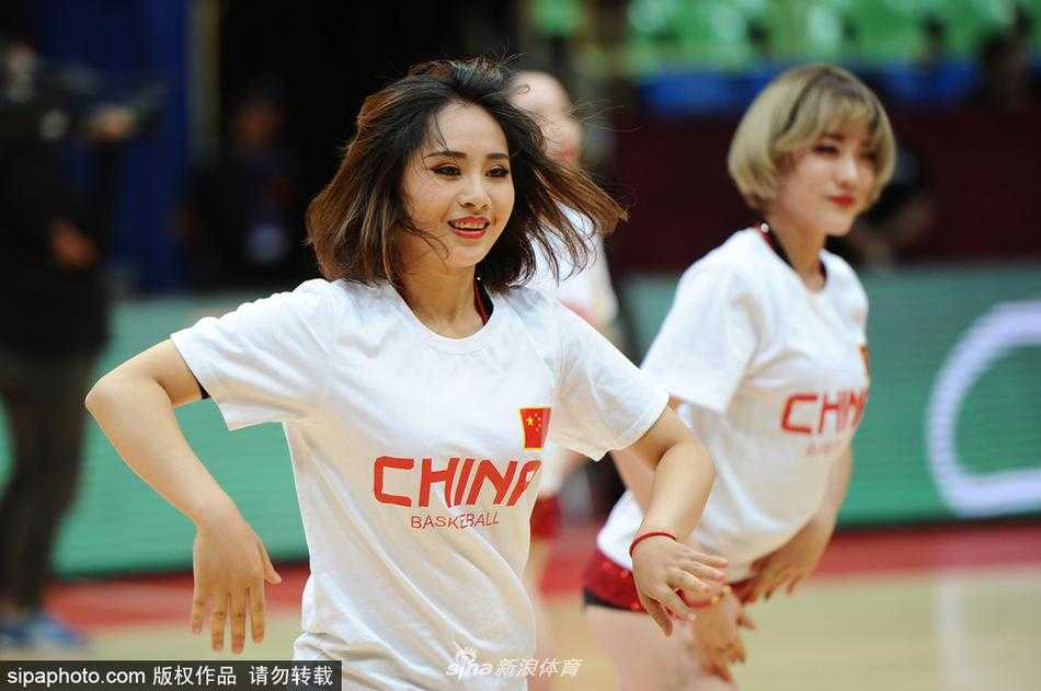 暂停间隙，篮球宝贝们迅速站定位置摆出整齐造型，她们专注的神情成为教练布置战术时的一道背景光。