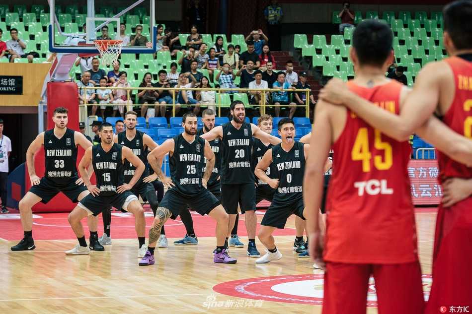 镜头拉近，一名新西兰队员面部表情夸张，双目圆睁，舌尖外露，正以最传统的方式完成毛利战舞的标志性动作。