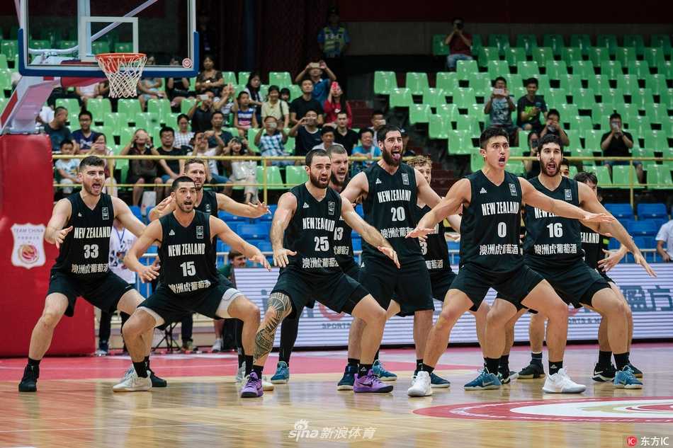 比赛结束后，中国男篮红队球员们聚拢在一起，击掌相庆，脸上洋溢着胜利的喜悦与自信。