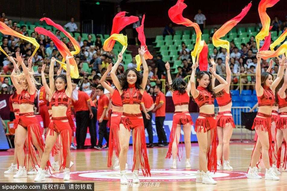 蓉城篮球夜 扇舞展风华:国际男篮赛场的中国风啦啦队 动感的音乐中,啦啦队姑娘们手持粉色绘花折扇,身姿轻盈地跃起,扇面如蝴蝶般在指尖翻转,中国红的队服与扇子的雅致相映成趣,瞬间点燃了全场观众的激情。