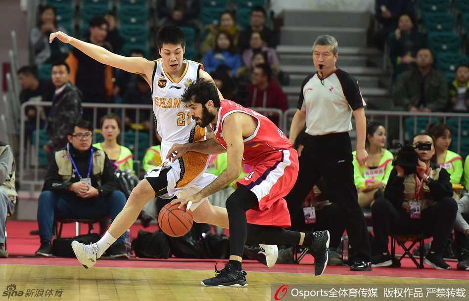 邹雨宸在内线寸土必争，高高跃起试图封盖对手的投篮，眼神中充满了不服输的斗志。