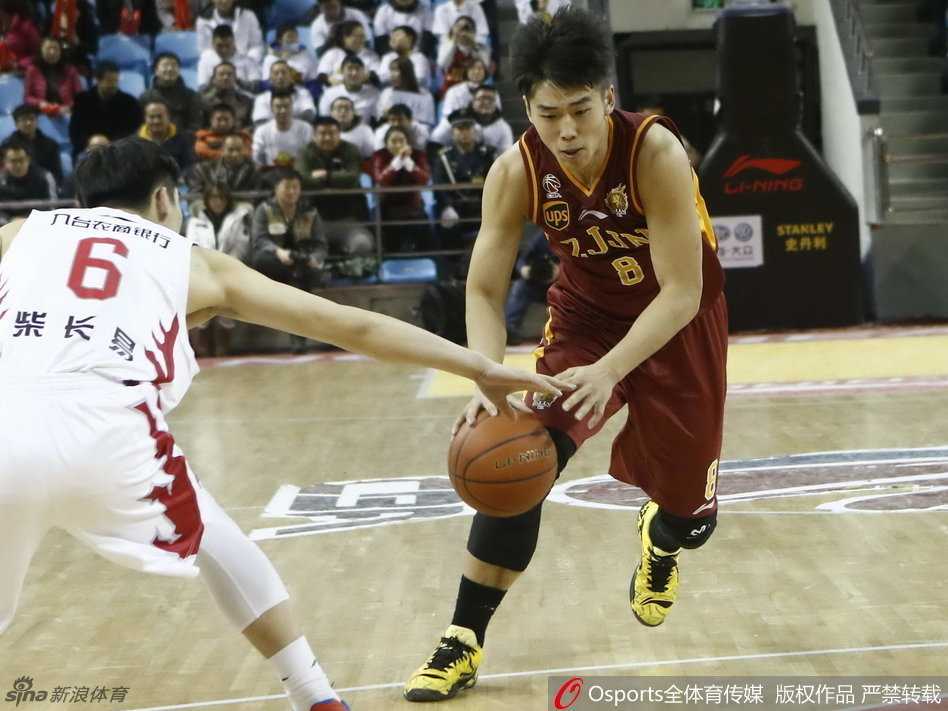 普-杰特面对严防眼观六路，双手抱球高高举起，正准备将球传给切入的队友，掌控全场节奏。