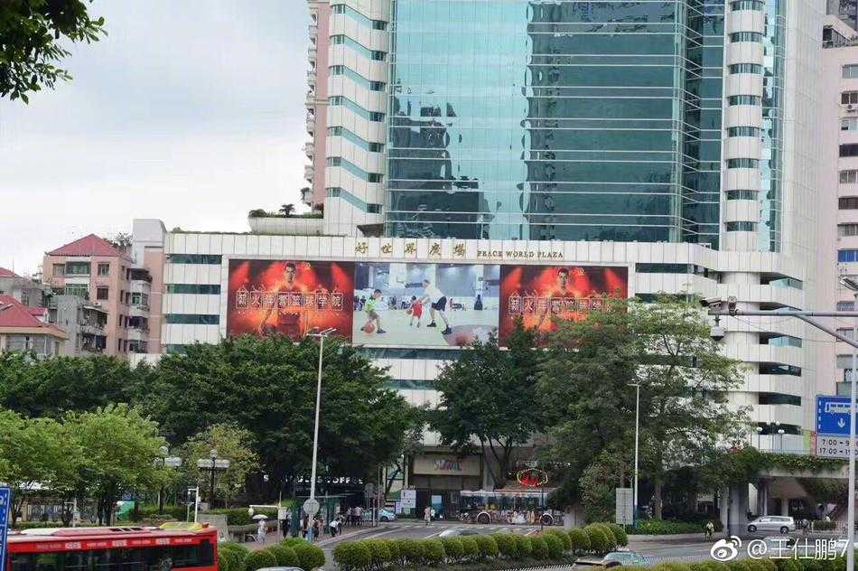 薪火相传,梦想不息:探寻身边易建联的篮球阵地 在薪火阵营公益训练营中,教练正蹲下身耐心指导一名小球员的防守姿势,眼中满是鼓励与关爱