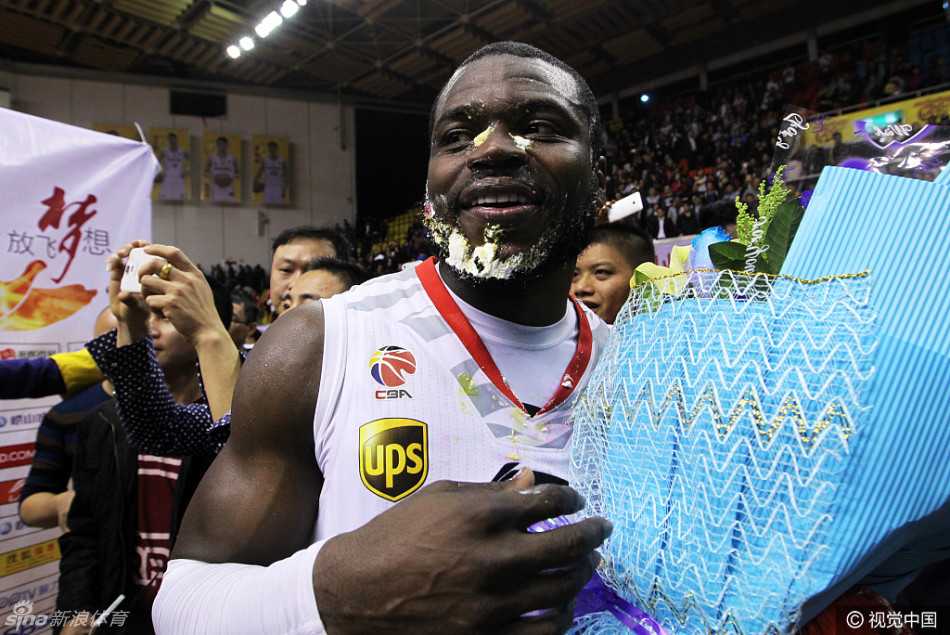 激烈的蛋糕大战过后，每个人的脸上身上都沾满了奶油，大家相视而笑，现场一片狼藉却充满了欢乐。