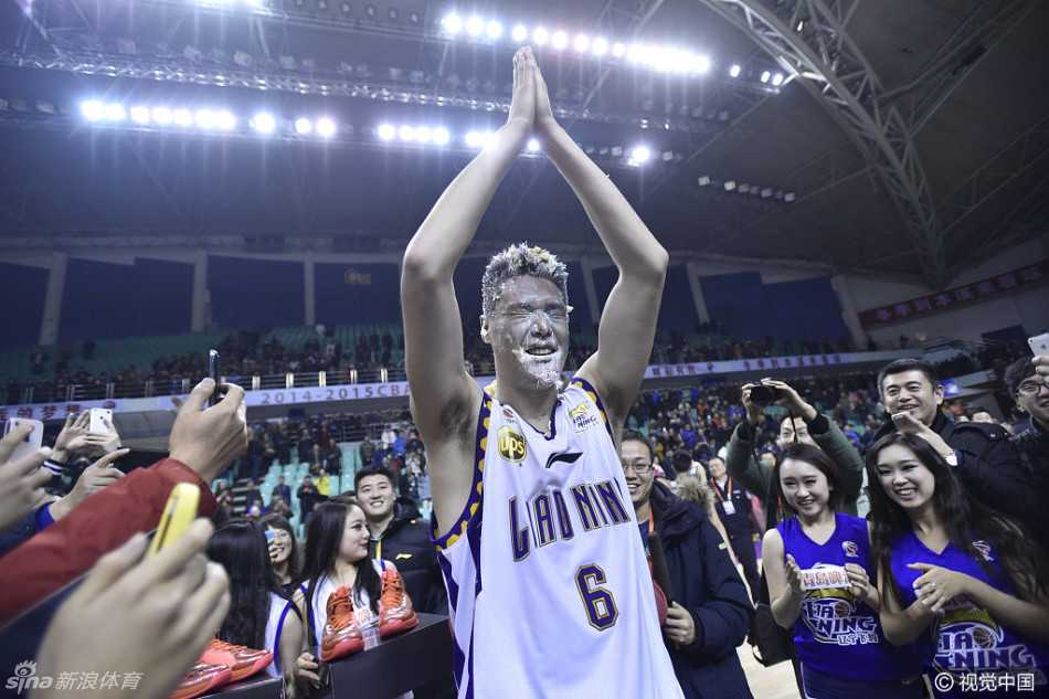 面对镜头，一位参与者无奈地展示着身上的草莓酱渍，嘴上说着无奈，眼神里却藏不住参与其中的快乐。