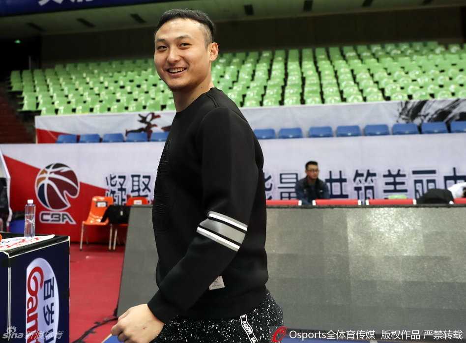 王汝恒在训练馆底角稳稳出手三分，篮球划出优美弧线，脸上写满自信与专注