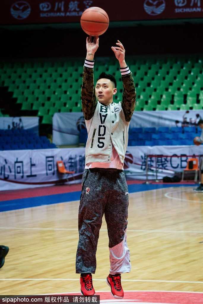 吉林队悍将目光如炬，在篮下进行着赛前最后的热身，每一次投篮都承载着终结连败的希望