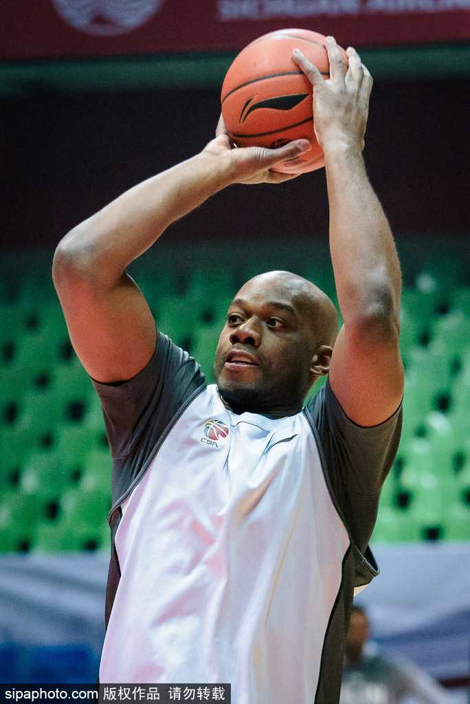 赛前拉伸环节，吉林队员在客场地板上认真做着准备活动，身体的紧绷与意志的放松在此刻交织，只为哨响一刻的绽放