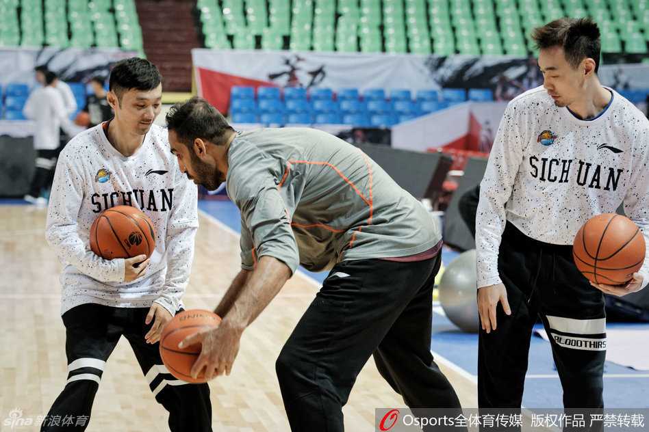 蜀地寒冬练兵忙 哈达迪减重归来杨学增打磨细节 主教练杨学增神情专注地给场上球员布置战术,并亲自示范防守动作,强调团队协作的重要性。