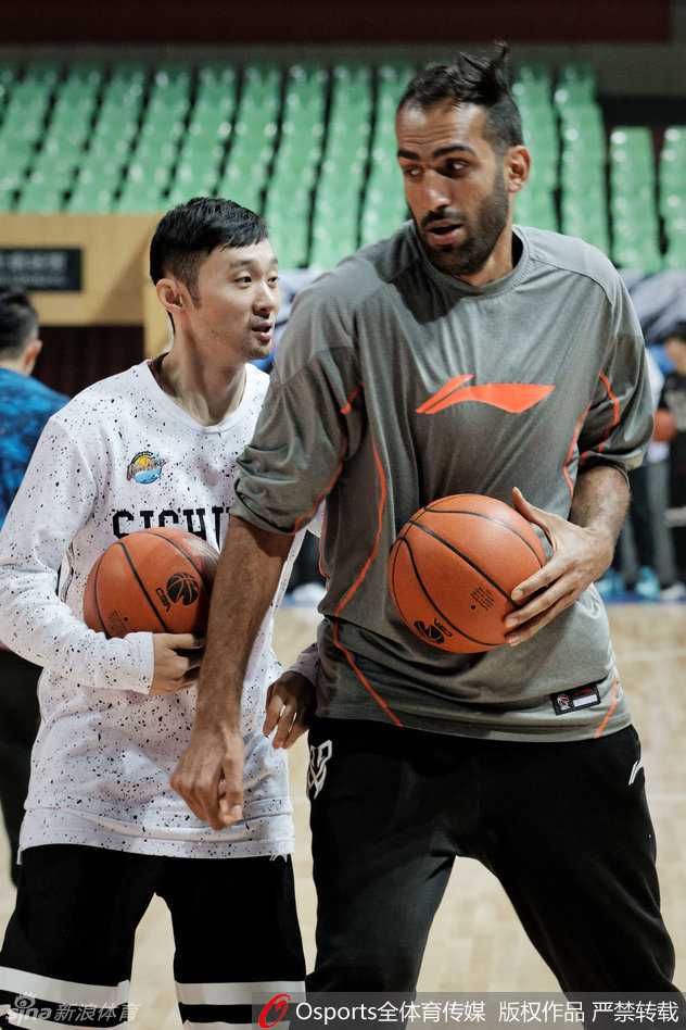 蜀地寒冬练兵忙 哈达迪减重归来杨学增打磨细节 全队训练结束后加练罚球,哈达迪和队友们站上罚球线,在枯燥的重复中磨练着关键时刻的稳定性。