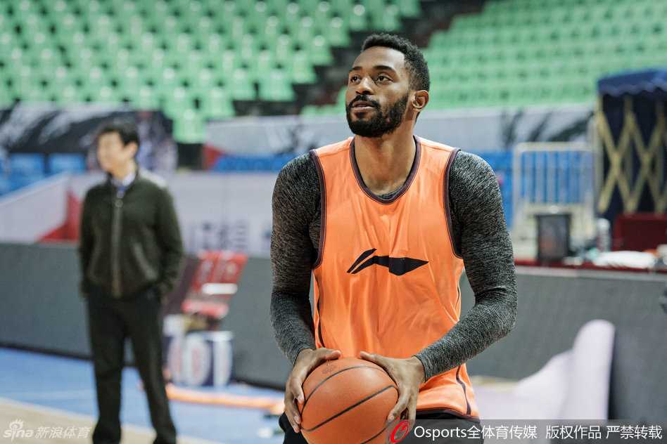 蜀地寒冬练兵忙 哈达迪减重归来杨学增打磨细节 前CBA扣篮王哈里斯在训练场边专注热身,这位经验丰富的外援即将在训练中展示他的进攻技巧。