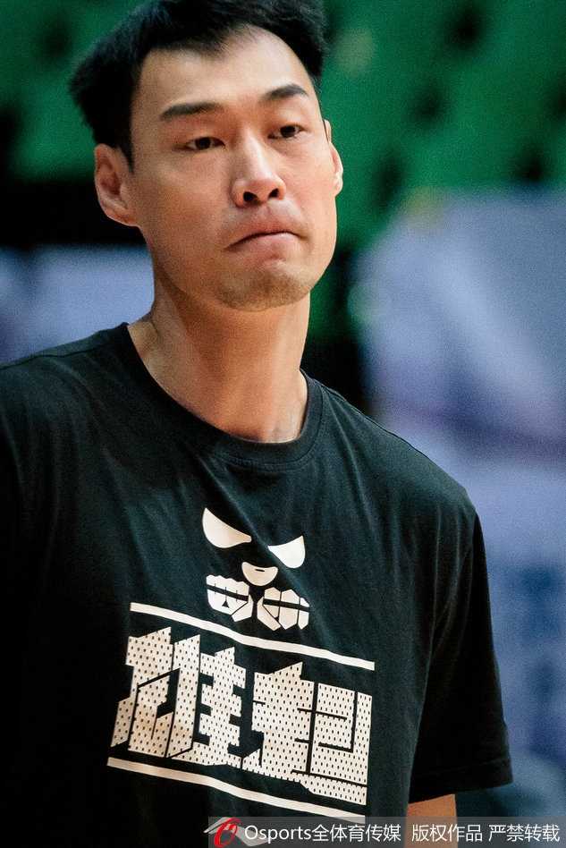 蜀地寒冬练兵急 CBA第16轮四川金强男篮赛前训练直击 四川队核心后卫在训练中目光如炬,他正运球穿越障碍,眉宇间透露出对胜利的极度渴望,仿佛要在接下来的比赛中撕裂对手的防线。