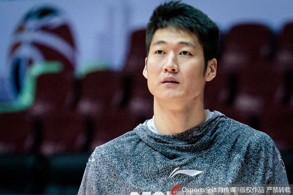 蜀地寒冬练兵急 CBA第16轮四川金强男篮赛前训练直击 内线悍将正在低位要球训练,汗水早已湿透了他的背心,肌肉线条在灯光下显得格外分明,他用扎实的卡位动作诠释着篮下寸土必争的硬汉本色。