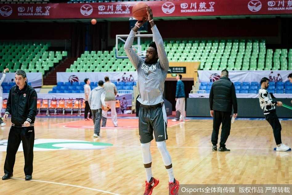 蜀地寒冬练兵急 CBA第16轮四川金强男篮赛前训练直击 全体队员在训练结束那一刻围成一圈手掌叠在一起,随着一声响亮的加油呐喊,那股团结一心的力量仿佛要冲破场馆屋顶,这就是竞技体育最动人的团魂。