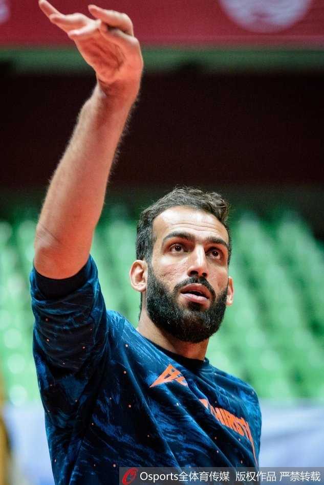 蜀地寒冬练兵急 CBA第16轮四川金强男篮赛前训练直击 年轻后卫在拉伸放松时仍不忘翻阅战术手册,膝盖上的冰袋诉说着训练的辛苦,而他专注的眼神里闪烁的是对CBA赛场的向往与初生牛犊不怕虎的锐气。