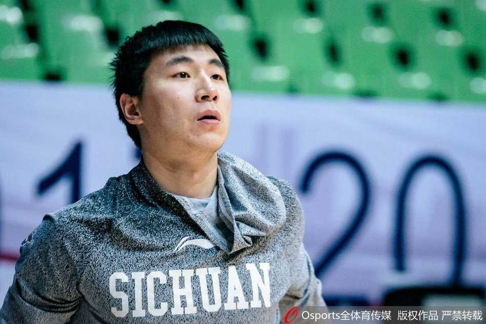 蜀地寒冬练兵急 CBA第16轮四川金强男篮赛前训练直击 主教练双手叉腰站在场边神情凝重,他时而大声提醒队员注意防守轮转,时而又低头在战术板上勾画,每一次暂停讲解都像是精密计算的棋手在落子。