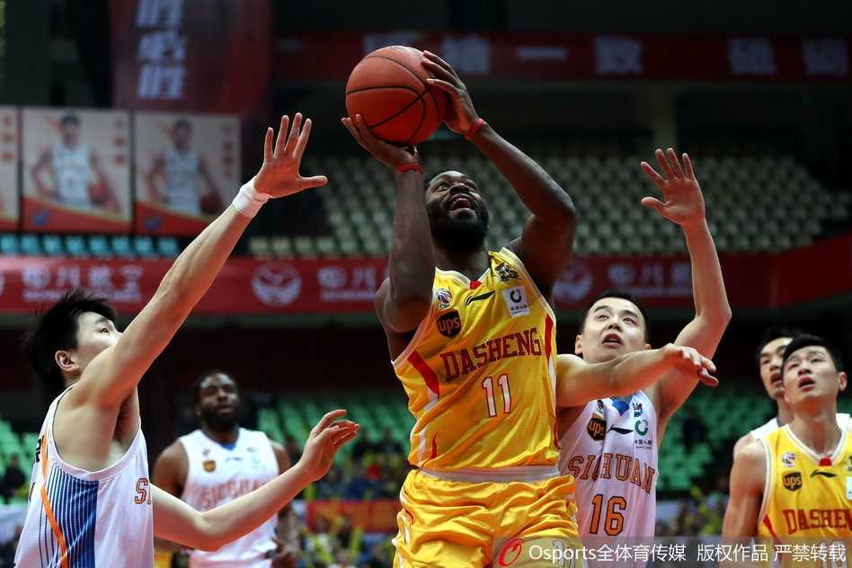 蜀地悲情夜·同曦惊天大逆转 川军双塔六十九分难阻季后赛梦碎 同曦队核心帕戈在比赛末节持球突破,他身形矫健如猎豹,眼神中透露出必胜的杀气,面对防守球员的封堵,他强行起跳,篮球在指尖轻盈飞出,准备上演绝地反击。