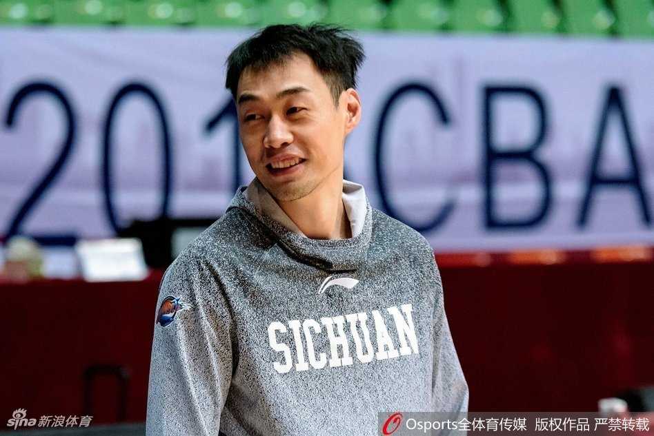 蜀道难·巨人擎天:哈达迪热饮暖身引领四川金强寒夜逆袭 主教练正在给围成一圈的队员们布置战术,哈达迪端着热饮站在最中间,全队神情严肃,备战气氛浓烈。