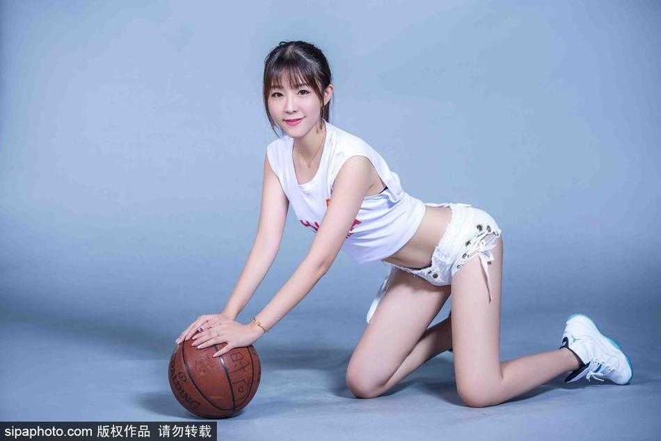 蜂腰美腿绽放赛场 篮球宝贝用活力舞动青春风采 即使在候场区,篮球宝贝们的魅力也丝毫不减,一位队员手持闪亮的花球,专注地看着场上的队友,蜂腰美腿在休息的间隙依然保持着优雅的姿态,她们不仅是表演者,更是彼此最坚实的后盾