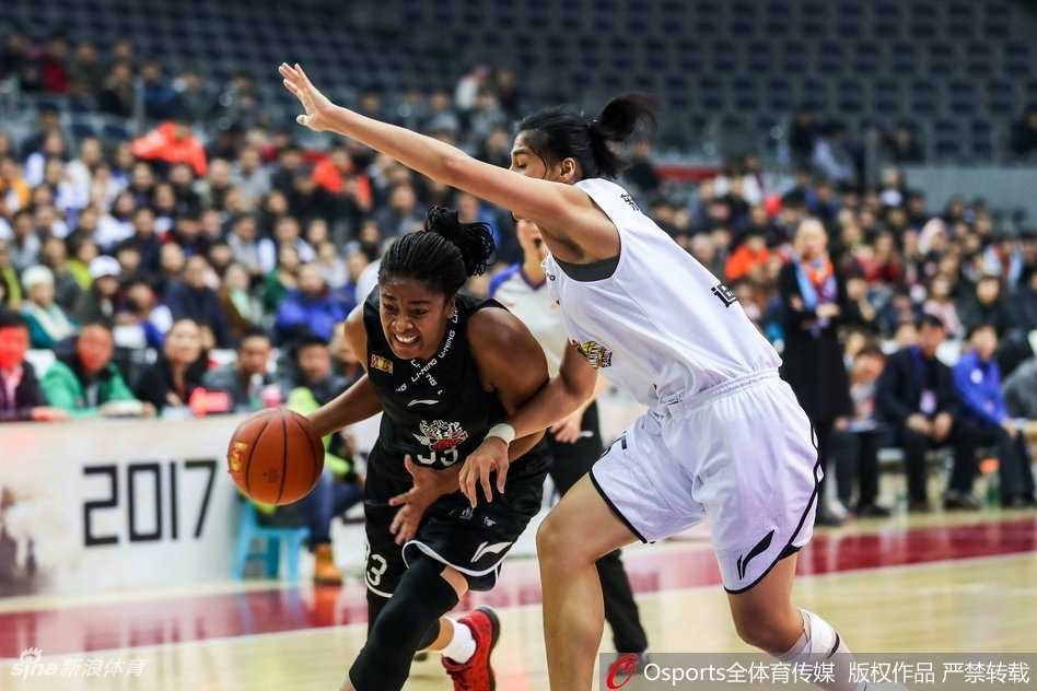 新疆女篮队员花琳在陕西队内线高举高打，即使面对多人围堵，她依然奋力将球抛出，展现出老将在逆境中不屈的斗志。