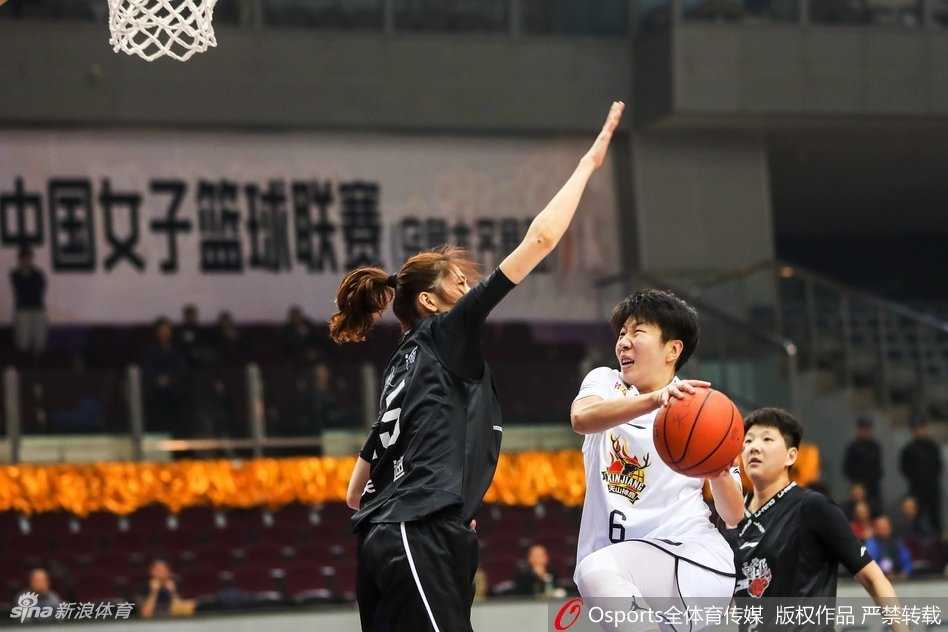 双方球员在篮下展开激烈的卡位争夺，肌肉的碰撞与紧绷的神经在这一刻交织，空气中弥漫着大战的硝烟味。