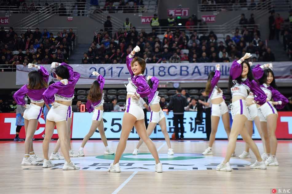 西子湖畔的篮球热舞 浙江稠州主场力克新疆 即使在比赛暂停的间隙,啦啦队宝贝们也丝毫不懈怠,她们随着音乐节奏律动,用热情洋溢的舞步为场上的球员加油打气。