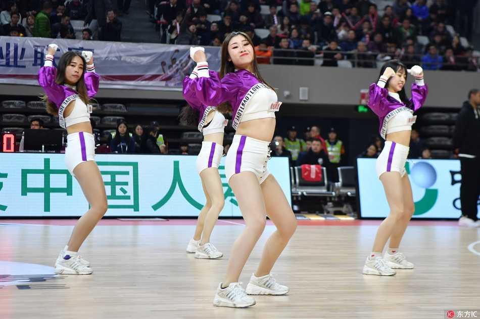 西子湖畔的篮球热舞 浙江稠州主场力克新疆 宝贝们扎着利落的马尾,身着闪亮流苏短裙,在浙江主场的地板上跳跃旋转,每一个动作都充满了青春的朝气。