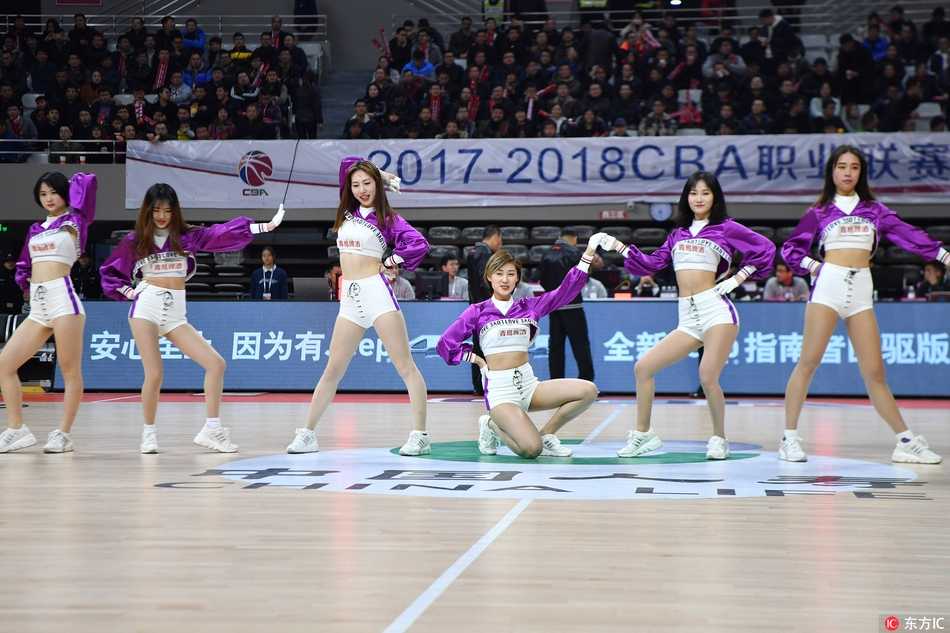 西子湖畔的篮球热舞 浙江稠州主场力克新疆 即使是背景板后的惊鸿一瞥,也能感受到啦啦队宝贝们的专注与投入,她们的热情感染着现场的每一位观众。