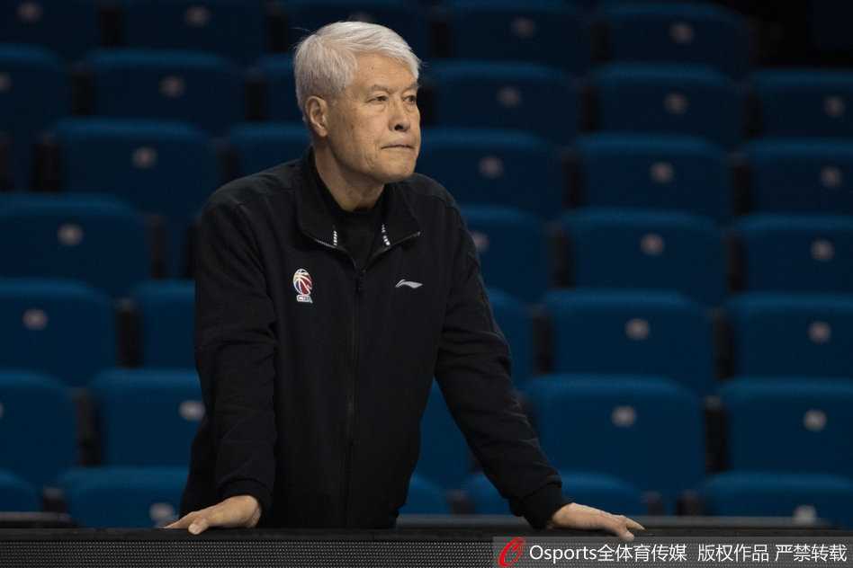 张大宇在篮下卡位要球，他那强壮的身躯在对抗中占据优势，即便只是训练，他脸上的表情也如同总决赛般专注。