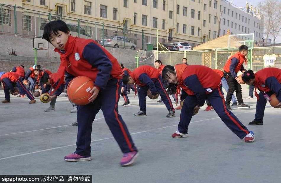 西宁水井巷小学千人篮球操 舞动高原冬日阳光 冬日的暖阳洒满校园,近千名小学生整齐列队,他们手中的橙色篮球仿佛跳动的火焰,瞬间点燃了整个操场的热情。