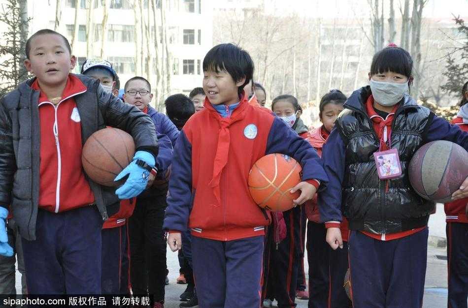 西宁水井巷小学千人篮球操 舞动高原冬日阳光 镜头拉近,孩子们的眼神专注而坚定,小小的篮球在他们手中如同听话的精灵,随着节奏在指尖和地面之间快乐地跳跃。