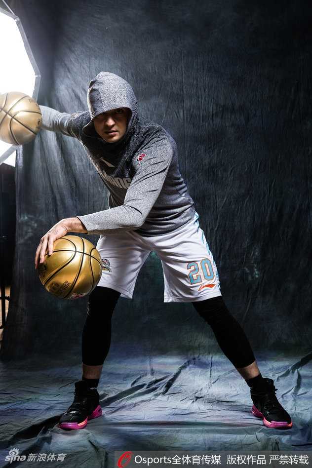 西热力江的嘻哈战袍:新疆后卫的霸气写真与揭幕战传奇 西热力江目光如炬凝视前方,身着时尚嘻哈卫衣,背景是暗色调的都市街头,仿佛在静候对手的挑战