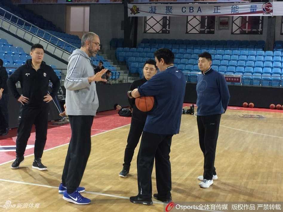 训练场上胡安近距离观察球员技术动作，他微微弯下腰，右手轻轻比划着，耐心地向吉林队员讲解无球跑动的精髓，身旁的球员们聚精会神，仿佛能听到欧洲篮球脉搏跳动的声音。