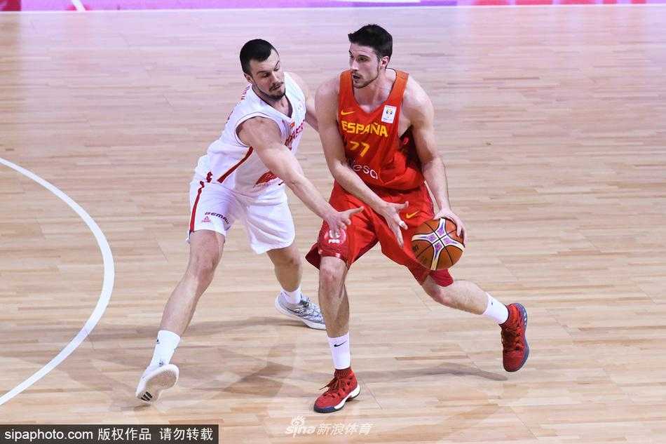 黑山队中锋在西班牙队的内线强打，他凭借强壮的身体卡住位置，高高跃起试图完成双手暴扣，西班牙队的防守球员只能仰视。