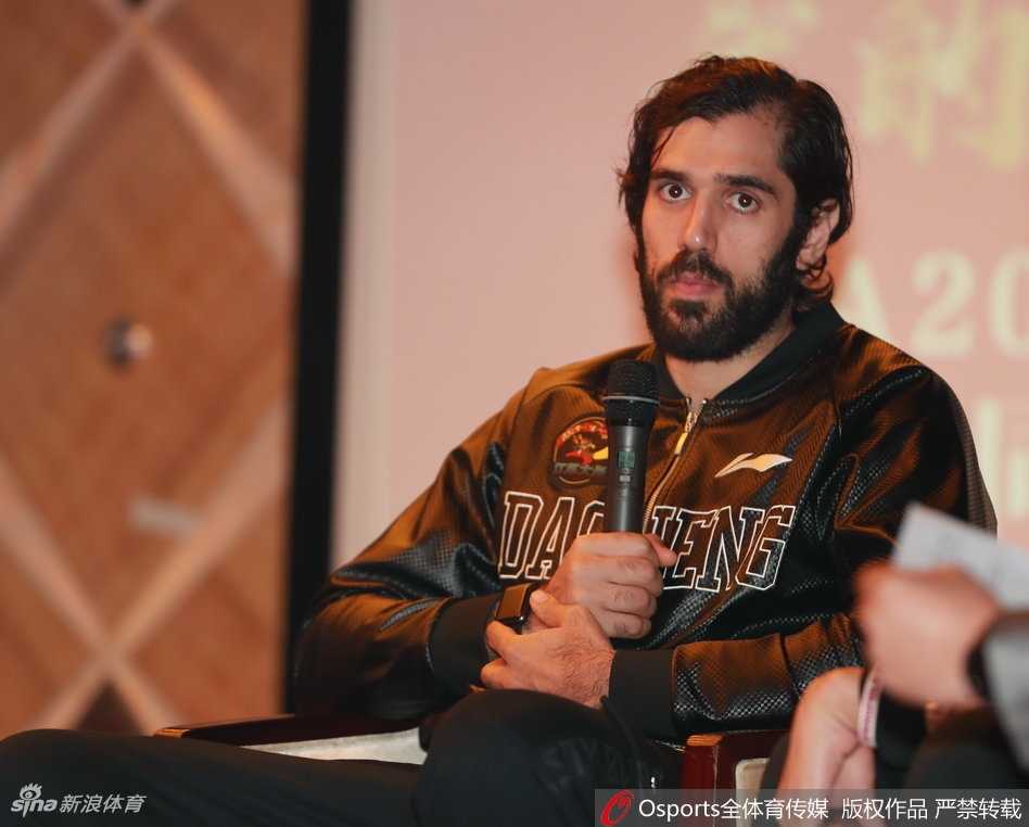 全体球员及教练组的大合影，所有人西装笔挺站成三排，大家不约而同地伸出大拇指指向天空，脸上洋溢着灿烂的笑容，这一刻被永远定格。