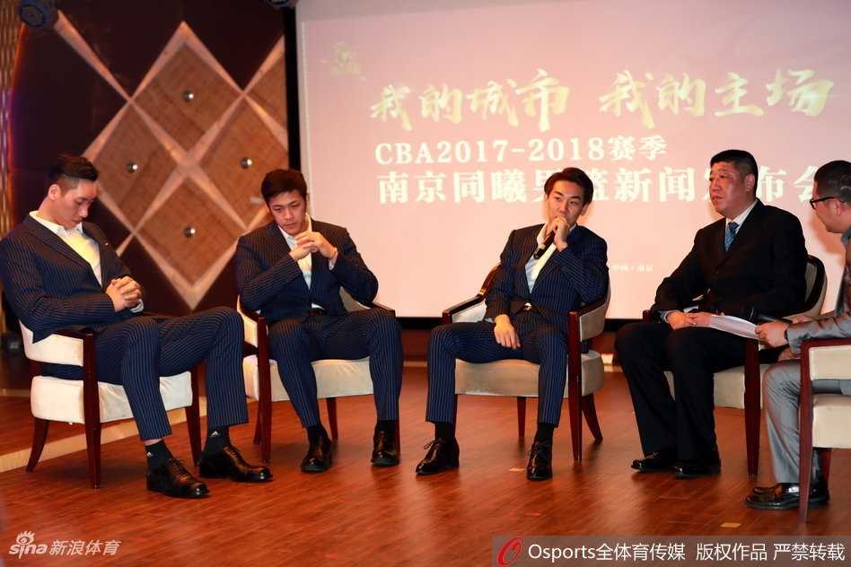 主教练贝西洛维奇双手抱胸站在战术板前，虽未穿运动服而是身着笔挺的衬衫西裤，但眼神依然犀利，仿佛正在给面前西装革履的弟子们布置最后一攻的战术。