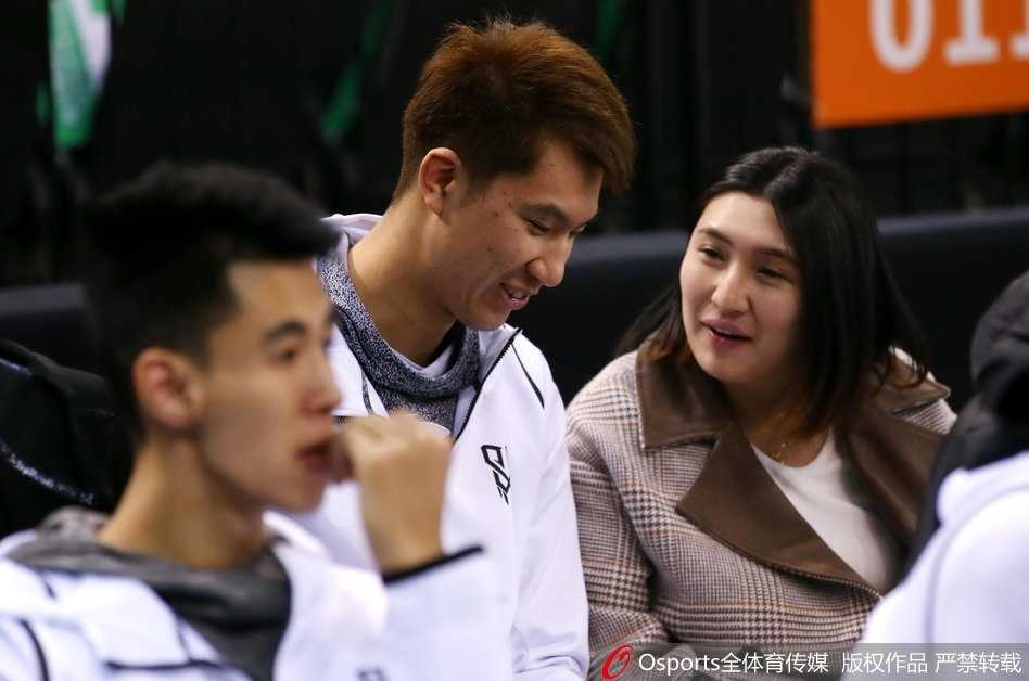 获胜后的球队紧紧围成一圈，队员们肩膀搭着肩膀，汗水晶莹发亮，每个人的脸上都洋溢着胜利后特有的自豪笑容。