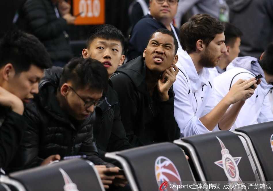 看台上的球迷们挥舞着围巾和旗帜，拼凑出一片壮观的彩色人海，他们的呐喊声仿佛能穿透屏幕，将赛场的狂热气氛传递给每一个人。