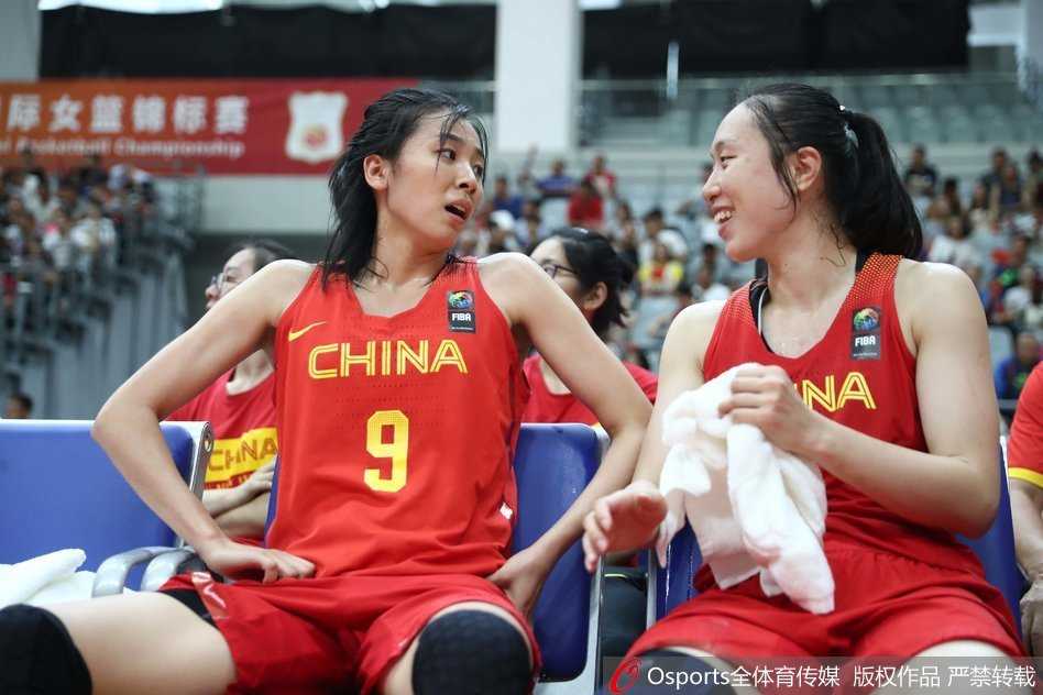 许利民挂帅新女篮草原亮剑 锡林浩特三战全胜展英姿 女篮锋线上的双子星赵爽与邵婷在比赛中并肩作战,眼神中透露出对胜利的渴望。