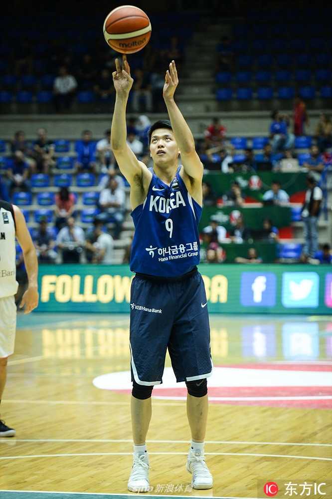 贝鲁特硬仗:韩国末节爆发击退日本,昂首挺进亚洲杯八强 韩国队后卫在几名日本球员的围堵下,依然眼神坚毅地寻找着队友的接应点,场边替补席队友纷纷起立紧张观战。