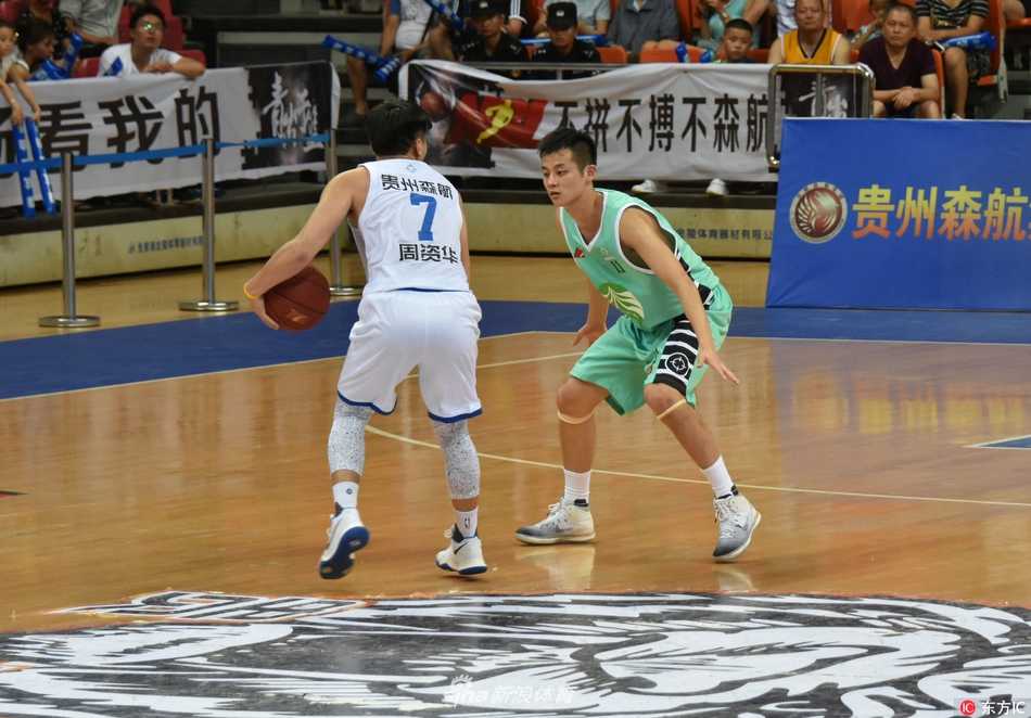 高烧中的梅斯在内线展现出硬汉本色，他高高跃起隔着防守球员完成一记势大力沉的单手补扣，整个球馆为之沸腾。