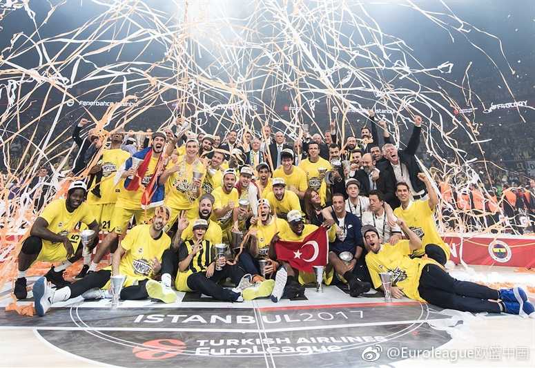 夺冠瞬间，留着飘逸长发的达托梅与队友安蒂奇在漫天彩带中拥抱，彼时他还不知道自己的发型即将遭遇‘毒手’。