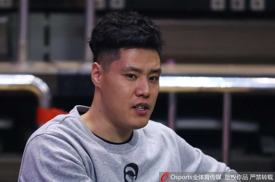 贺天举久违现身替补席,辽宁神射静待归来 贺天举双手抱在身前,专注地观看场上的激烈争夺