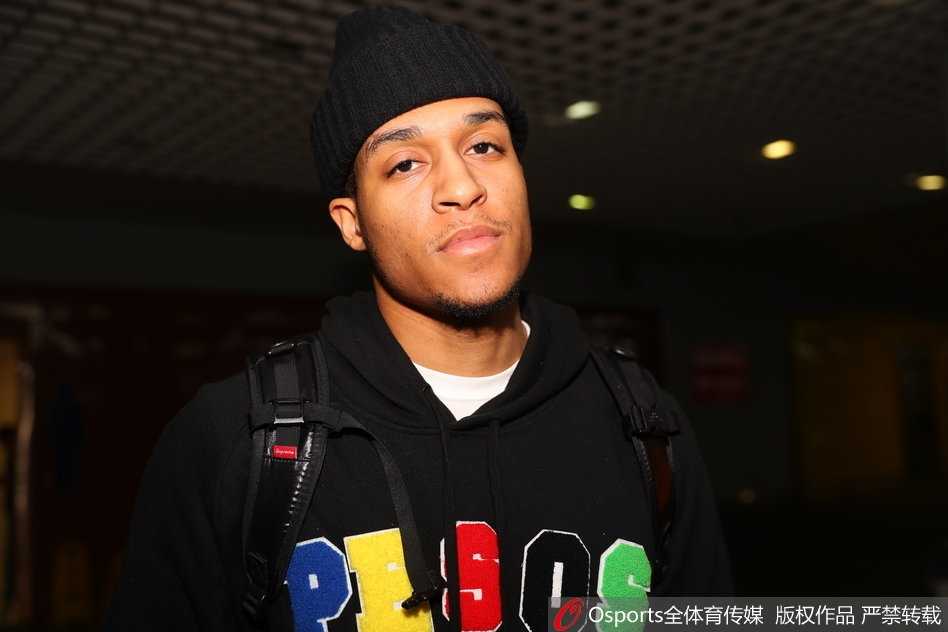 CBA赛场上，贾巴里·布朗持球进攻，面对广东队的严密防守，他眼神犀利，正准备起跳投篮。