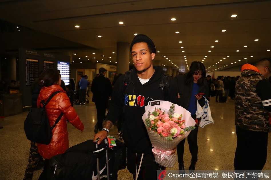 在完成使命即将离队前，贾巴里·布朗与队友们在训练场边拍摄大合影，大家笑容灿烂，记录下这段短暂而难忘的共同时光。