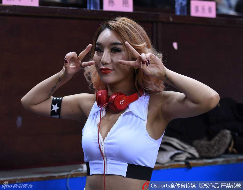 赛场上的别样风景 江苏肯帝亚美女DJ金发红唇抢镜 随着比赛节奏加快,她完全沉浸在音乐世界里,即使只是一个侧脸,也能感受到那份工作的卖力与专注。