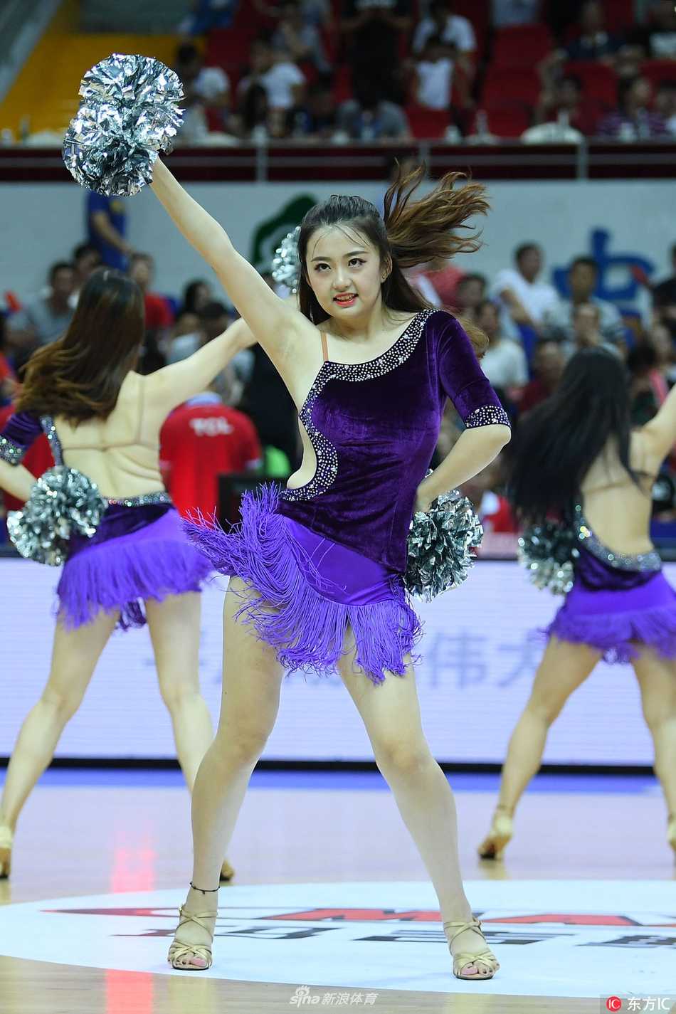 镜头拉近，这位啦啦队员的回眸一笑定格在瞬间，精致的面容和飞扬的发丝，展现了东方女性独有的魅力与健康的活力之美。