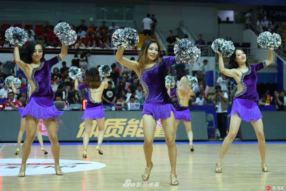 谢幕时分，全体啦啦宝贝面向观众席摆出优美的结束造型，她们用整齐的动作和灿烂的笑容，为当晚激烈的比赛画上了一个圆满而优美的句号。