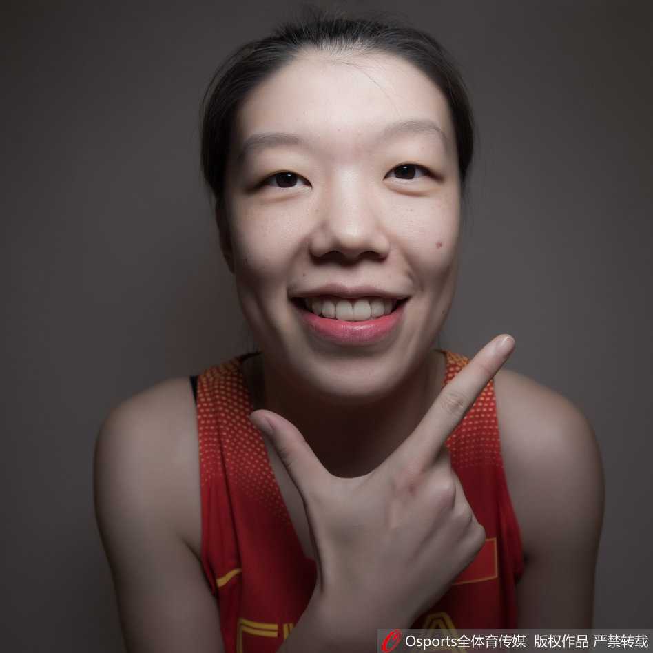 一位国奥女篮队员对着镜头夸张地张大嘴巴，仿佛在表演无声的咆哮，搞怪表情令人忍俊不禁。